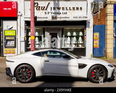 Negozi lungo Soho Road, un'area multiculturale di Birmingham, la seconda città del Regno Unito. Foto Stock