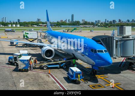 Buenos Aires, Argentina - l'aeromobile Boeing 737 MAX operato da Aerolineas Argentinas è carico di valigie all'Aeroporto di Buenos Aires-Jorge Newbery, Ae Foto Stock