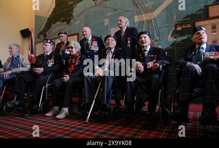 I veterani della Normandia posano per una fotografia nella sala Mappa di Southwick House, durante un evento organizzato dallo Spirit of Normandy Trust e D-Day Revisited a Southwick House, il centro nevralgico delle operazioni del D-Day 80 anni fa, vicino a Portsmouth, Hampshire. Martedì i veterani del D-Day e della Normandia viaggeranno in traghetto per la Francia per prendere parte alle commemorazioni per celebrare il 80° anniversario del D-Day di giovedì. Data foto: Lunedì 3 giugno 2024. Foto Stock