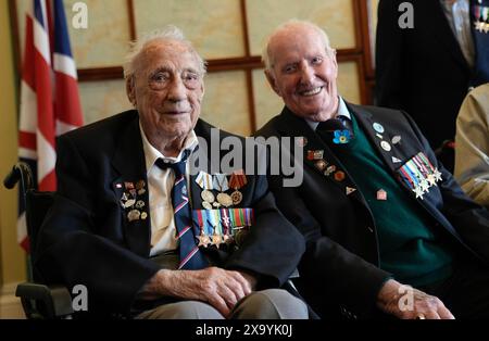 I veterani della Normandia posano per una fotografia nella sala Mappa di Southwick House, durante un evento organizzato dallo Spirit of Normandy Trust e D-Day Revisited a Southwick House, il centro nevralgico delle operazioni del D-Day 80 anni fa, vicino a Portsmouth, Hampshire. Martedì i veterani del D-Day e della Normandia viaggeranno in traghetto per la Francia per prendere parte alle commemorazioni per celebrare il 80° anniversario del D-Day di giovedì. Data foto: Lunedì 3 giugno 2024. Foto Stock