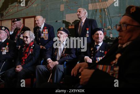 I veterani della Normandia posano per una fotografia nella sala Mappa di Southwick House, durante un evento organizzato dallo Spirit of Normandy Trust e D-Day Revisited a Southwick House, il centro nevralgico delle operazioni del D-Day 80 anni fa, vicino a Portsmouth, Hampshire. Martedì i veterani del D-Day e della Normandia viaggeranno in traghetto per la Francia per prendere parte alle commemorazioni per celebrare il 80° anniversario del D-Day di giovedì. Data foto: Lunedì 3 giugno 2024. Foto Stock