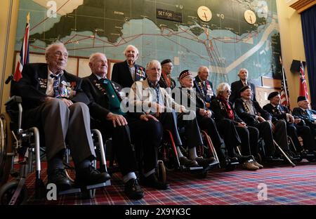 I veterani della Normandia posano per una fotografia nella sala Mappa di Southwick House, durante un evento organizzato dallo Spirit of Normandy Trust e D-Day Revisited a Southwick House, il centro nevralgico delle operazioni del D-Day 80 anni fa, vicino a Portsmouth, Hampshire. Martedì i veterani del D-Day e della Normandia viaggeranno in traghetto per la Francia per prendere parte alle commemorazioni per celebrare il 80° anniversario del D-Day di giovedì. Data foto: Lunedì 3 giugno 2024. Foto Stock