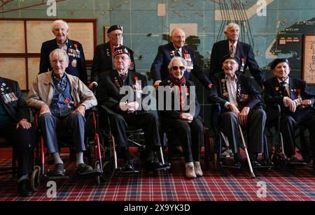 I veterani della Normandia posano per una fotografia nella sala Mappa di Southwick House, durante un evento organizzato dallo Spirit of Normandy Trust e D-Day Revisited a Southwick House, il centro nevralgico delle operazioni del D-Day 80 anni fa, vicino a Portsmouth, Hampshire. Martedì i veterani del D-Day e della Normandia viaggeranno in traghetto per la Francia per prendere parte alle commemorazioni per celebrare il 80° anniversario del D-Day di giovedì. Data foto: Lunedì 3 giugno 2024. Foto Stock