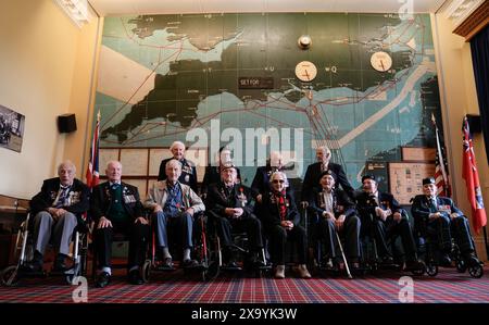 I veterani della Normandia posano per una fotografia nella sala Mappa di Southwick House, durante un evento organizzato dallo Spirit of Normandy Trust e D-Day Revisited a Southwick House, il centro nevralgico delle operazioni del D-Day 80 anni fa, vicino a Portsmouth, Hampshire. Martedì i veterani del D-Day e della Normandia viaggeranno in traghetto per la Francia per prendere parte alle commemorazioni per celebrare il 80° anniversario del D-Day di giovedì. Data foto: Lunedì 3 giugno 2024. Foto Stock