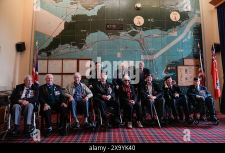 I veterani della Normandia posano per una fotografia nella sala Mappa di Southwick House, durante un evento organizzato dallo Spirit of Normandy Trust e D-Day Revisited a Southwick House, il centro nevralgico delle operazioni del D-Day 80 anni fa, vicino a Portsmouth, Hampshire. Martedì i veterani del D-Day e della Normandia viaggeranno in traghetto per la Francia per prendere parte alle commemorazioni per celebrare il 80° anniversario del D-Day di giovedì. Data foto: Lunedì 3 giugno 2024. Foto Stock