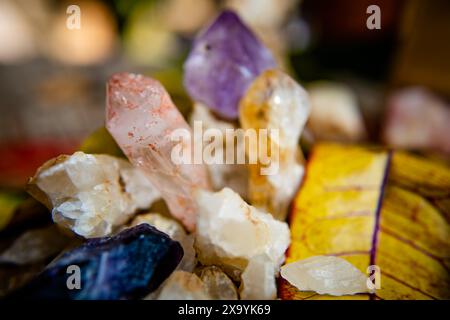 Varie pietre preziose e cristalli visualizzati su un piatto in cima a un tavolo Foto Stock