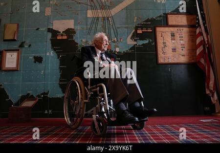 Il veterano della Normandia Les Underwood, 98 anni fa, posa per una fotografia nella sala Mappa di Southwick House, durante un evento ospitato dallo Spirit of Normandy Trust e D-Day Revisited a Southwick House, il centro nevralgico delle operazioni del D-Day 80 anni fa, vicino a Portsmouth, Hampshire. Martedì i veterani del D-Day e della Normandia viaggeranno in traghetto per la Francia per prendere parte alle commemorazioni per celebrare il 80° anniversario del D-Day di giovedì. Data foto: Lunedì 3 giugno 2024. Foto Stock