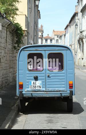 Blue Citroen 2CV Van sul retro in french Street Foto Stock