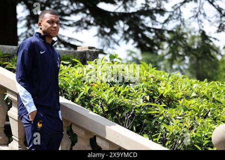 Clairefontaine, Francia. 3 giugno 2024. Kylian Mbappe - il presidente Emmanuel Macron visita la squadra francese di calcio maschile al Clairefontaine National Football Center, a Clairefontaine-en-Yvelines, in Francia, il 3 giugno 2024. Foto di Stephane Lemouton/Pool/ABACAPRESS. COM credito: Abaca Press/Alamy Live News Foto Stock