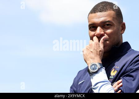 Clairefontaine, Francia. 3 giugno 2024. Kylian Mbappe - il presidente Emmanuel Macron visita la squadra francese di calcio maschile al Clairefontaine National Football Center, a Clairefontaine-en-Yvelines, in Francia, il 3 giugno 2024. Foto di Stephane Lemouton/Pool/ABACAPRESS. COM credito: Abaca Press/Alamy Live News Foto Stock