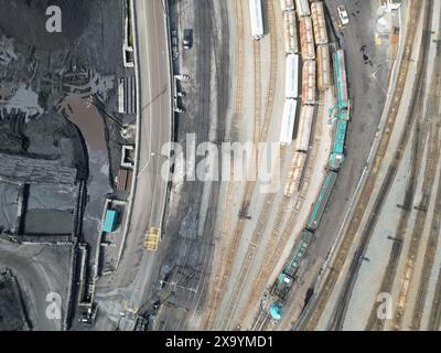 Vista aerea di treni, camion e veicoli che si muovono a terra Foto Stock