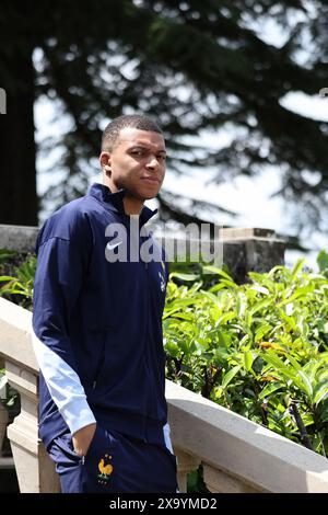 Clairefontaine, Francia. 3 giugno 2024. Kylian Mbappe - il presidente Emmanuel Macron visita la squadra francese di calcio maschile al Clairefontaine National Football Center, a Clairefontaine-en-Yvelines, in Francia, il 3 giugno 2024. Foto di Stephane Lemouton/Pool/ABACAPRESS. COM credito: Abaca Press/Alamy Live News Foto Stock