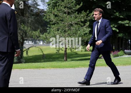 Clairefontaine, Francia. 3 giugno 2024. Il presidente Emmanuel Macron visita la squadra francese di calcio maschile al Clairefontaine National Football Center, a Clairefontaine-en-Yvelines, in Francia, il 3 giugno 2024. Foto di Stephane Lemouton/Pool/ABACAPRESS. COM credito: Abaca Press/Alamy Live News Foto Stock