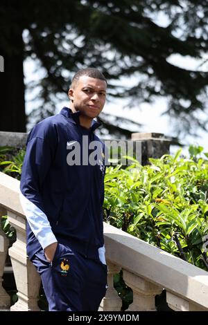 Clairefontaine, Francia. 3 giugno 2024. Kylian Mbappe - il presidente Emmanuel Macron visita la squadra francese di calcio maschile al Clairefontaine National Football Center, a Clairefontaine-en-Yvelines, in Francia, il 3 giugno 2024. Foto di Stephane Lemouton/Pool/ABACAPRESS. COM credito: Abaca Press/Alamy Live News Foto Stock