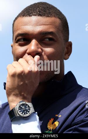 Clairefontaine, Francia. 3 giugno 2024. Kylian Mbappe - il presidente Emmanuel Macron visita la squadra francese di calcio maschile al Clairefontaine National Football Center, a Clairefontaine-en-Yvelines, in Francia, il 3 giugno 2024. Foto di Stephane Lemouton/Pool/ABACAPRESS. COM credito: Abaca Press/Alamy Live News Foto Stock