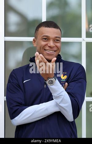 Clairefontaine, Francia. 3 giugno 2024. Kylian Mbappe - il presidente Emmanuel Macron visita la squadra francese di calcio maschile al Clairefontaine National Football Center, a Clairefontaine-en-Yvelines, in Francia, il 3 giugno 2024. Foto di Stephane Lemouton/Pool/ABACAPRESS. COM credito: Abaca Press/Alamy Live News Foto Stock