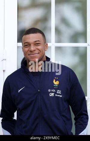 Clairefontaine, Francia. 3 giugno 2024. Kylian Mbappe - il presidente Emmanuel Macron visita la squadra francese di calcio maschile al Clairefontaine National Football Center, a Clairefontaine-en-Yvelines, in Francia, il 3 giugno 2024. Foto di Stephane Lemouton/Pool/ABACAPRESS. COM credito: Abaca Press/Alamy Live News Foto Stock