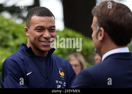 Clairefontaine, Francia. 3 giugno 2024. Kylian Mbappe - il presidente Emmanuel Macron visita la squadra francese di calcio maschile al Clairefontaine National Football Center, a Clairefontaine-en-Yvelines, in Francia, il 3 giugno 2024. Foto di Stephane Lemouton/Pool/ABACAPRESS. COM credito: Abaca Press/Alamy Live News Foto Stock