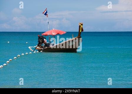 Una barca a Phuket, Thailandia, in una giornata di sole Foto Stock