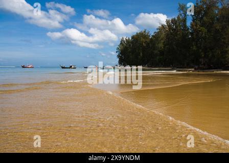 Tipica spiaggia della Thailandia sull'isola di Phuket Foto Stock