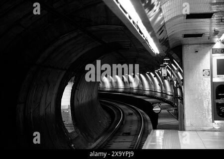 Metropolitana di Napoli, rete di trasporto rapido, comoda opzione di trasporto a Napoli. Foto Stock