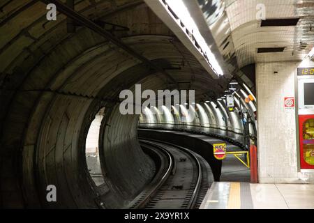 Metropolitana di Napoli, rete di trasporto rapido, comoda opzione di trasporto a Napoli. Foto Stock