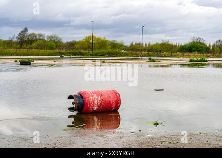 Trafford Manchester Regno Unito 06 aprile 2024. Mancia di una mosca, rifiuti scaricati illegalmente dal lato della strada. Foto Stock