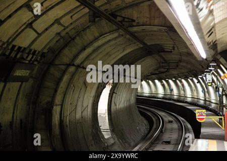 Metropolitana di Napoli, rete di trasporto rapido, comoda opzione di trasporto a Napoli. Foto Stock