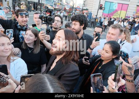 Londra, Regno Unito. 2 giugno 2024. Jared Leto esegue un concerto acustico gratuito per i fan al Piccadilly Circus di Londra Credit: Atlantico Press/Alamy Live News Foto Stock