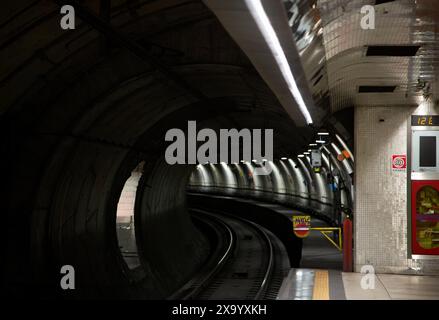 Metropolitana di Napoli, rete di trasporto rapido, comoda opzione di trasporto a Napoli. Foto Stock