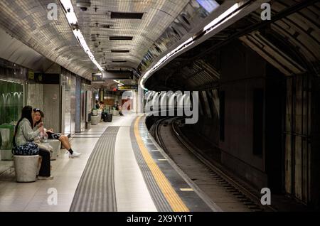 Metropolitana di Napoli, rete di trasporto rapido, comoda opzione di trasporto a Napoli. Foto Stock