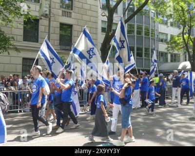 921 5th Ave, New York, NY 10021 Stati Uniti. 2 giugno 2024. In tempi geopolitici stressanti, ma non segnati da alcuna manifestazione, 60.000 partecipanti hanno marciato sulla Fifth Ave di Manhattan sul raffinato East Side di New York City, per la parata degli Israel Day del 2024. Crediti: ©Julia Mineeva/EGBN TV News/Alamy Live News Foto Stock