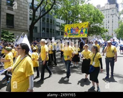 921 5th Ave, New York, NY 10021 Stati Uniti. 2 giugno 2024. In tempi geopolitici stressanti, ma non segnati da alcuna manifestazione, 60.000 partecipanti hanno marciato sulla Fifth Ave di Manhattan sul raffinato East Side di New York City, per la parata degli Israel Day del 2024. Crediti: ©Julia Mineeva/EGBN TV News/Alamy Live News Foto Stock