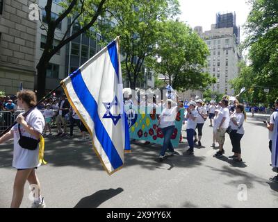 921 5th Ave, New York, NY 10021 Stati Uniti. 2 giugno 2024. In tempi geopolitici stressanti, ma non segnati da alcuna manifestazione, 60.000 partecipanti hanno marciato sulla Fifth Ave di Manhattan sul raffinato East Side di New York City, per la parata degli Israel Day del 2024. Crediti: ©Julia Mineeva/EGBN TV News/Alamy Live News Foto Stock