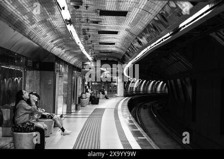 Metropolitana di Napoli, rete di trasporto rapido, comoda opzione di trasporto a Napoli. Foto Stock