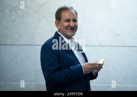 Teheran, Iran. 3 giugno 2024. L'ex vice presidente Eshaq Jahangiri arriva prima di registrare il suo nome come candidato per le elezioni presidenziali del giugno 28 al Ministero dell'interno di Teheran, Iran, il 3 giugno 2024. (Foto di Sobhan Farajvan/Pacific Press/Sipa USA) credito: SIPA USA/Alamy Live News Foto Stock