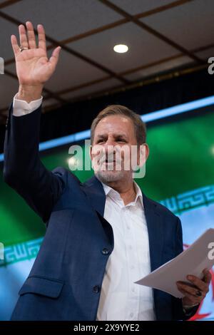 Teheran, Iran. 3 giugno 2024. L'ex vice presidente Eshaq Jahangiri si rivolge ai media dopo aver registrato il suo nome come candidato per le elezioni presidenziali del giugno 28 al Ministero dell'interno di Teheran, Iran, il 3 giugno 2024. (Foto di Sobhan Farajvan/Pacific Press/Sipa USA) credito: SIPA USA/Alamy Live News Foto Stock