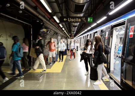 Metropolitana di Napoli, rete di trasporto rapido, comoda opzione di trasporto a Napoli. Foto Stock