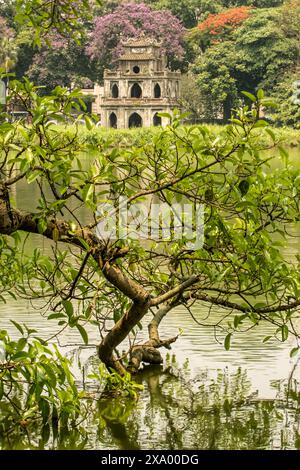 Accattivante, sorprendente, mozzafiato, avvincente, eccellente, gloriosa e intrigante Torre delle tartarughe imperdibili nel lago Hoan Kiem, città vecchia di Hanoi, Vietnam Foto Stock