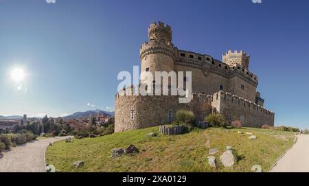 Una vista panoramica del castello di Mendoza a Manzanares el Real durante il tramonto, Madrid, Spagna. Foto Stock