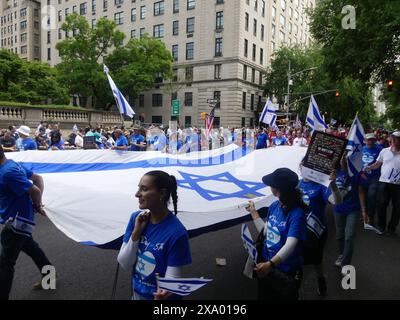 921 5th Ave, New York, NY 10021 Stati Uniti. 2 giugno 2024. In tempi geopolitici stressanti, ma non segnati da alcuna manifestazione, 60.000 partecipanti hanno marciato sulla Fifth Ave di Manhattan sul raffinato East Side di New York City, per la parata degli Israel Day del 2024. Crediti: ©Julia Mineeva/EGBN TV News/Alamy Live News Foto Stock