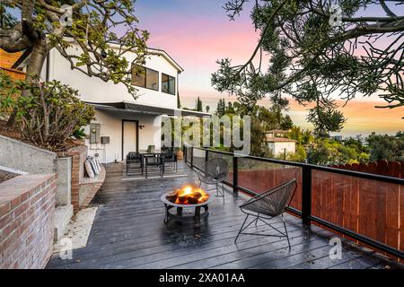 Un moderno balcone di Hollywood Hills a Los Angeles, California, con una casa più vecchia ristrutturata Foto Stock