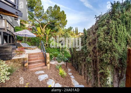 Un moderno balcone di Hollywood Hills a Los Angeles, California, con una casa più vecchia ristrutturata Foto Stock