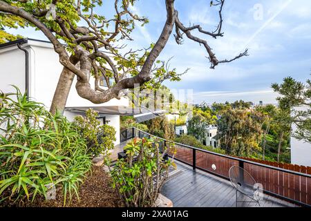 Un moderno balcone di Hollywood Hills a Los Angeles, California, con una casa più vecchia ristrutturata Foto Stock