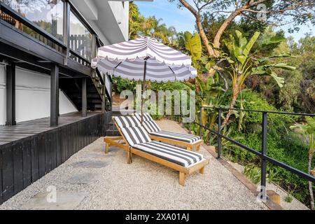 Un moderno balcone di Hollywood Hills a Los Angeles, California, con una casa più vecchia ristrutturata Foto Stock