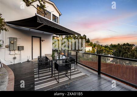 Un moderno balcone di Hollywood Hills a Los Angeles, California, con una casa più vecchia ristrutturata Foto Stock