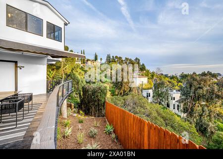 Un moderno balcone di Hollywood Hills a Los Angeles, California, con una casa più vecchia ristrutturata Foto Stock