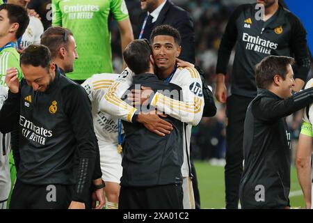 Londra, Regno Unito. 1 giugno 2024. Jude Bellingham (Real) calcio: Bellingham festeggia con roba dopo aver vinto la finale di UEFA Champions League 2024 a Londra tra il Borrusia Dortmund 0-2 Real Madrid CF allo stadio Wembley di Londra, Inghilterra . Crediti: Mutsu Kawamori/AFLO/Alamy Live News Foto Stock