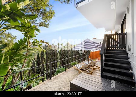 Un moderno balcone di Hollywood Hills a Los Angeles, California, con una casa più vecchia ristrutturata Foto Stock