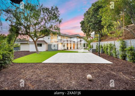 Un cortile ristrutturato di Los Angeles con alberi lussureggianti Foto Stock